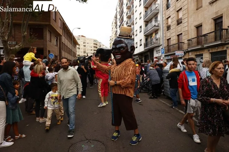 Los cabezudos y las charangas animan las calles salmantinas
