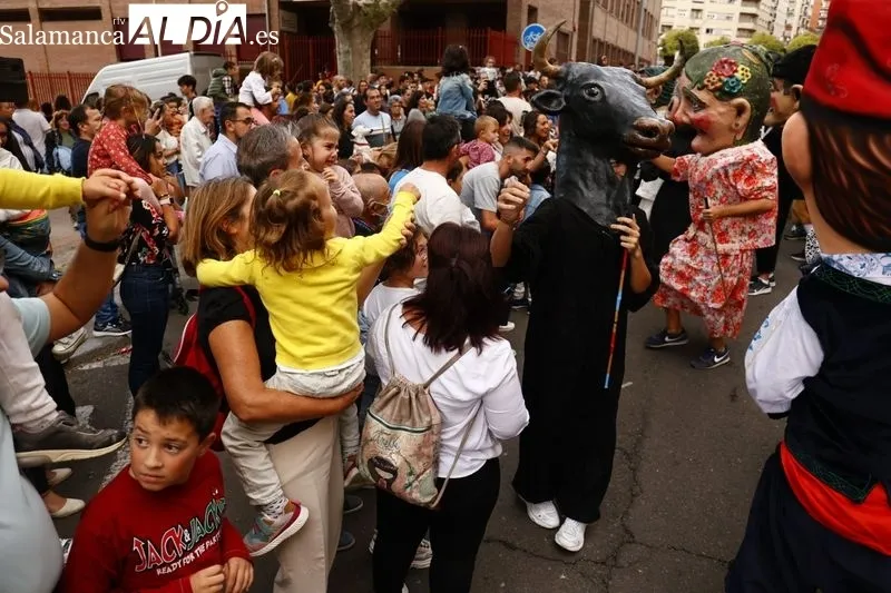 Los cabezudos y las charangas animan las calles salmantinas