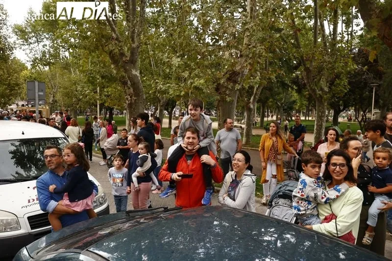 Los cabezudos y las charangas animan las calles salmantinas