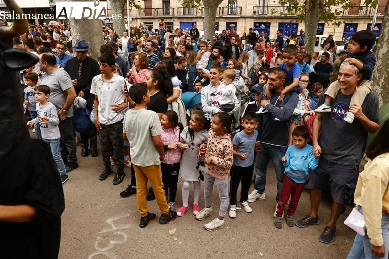 Los cabezudos y las charangas animan las calles salmantinas