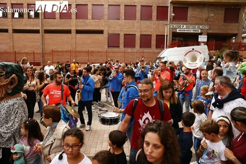 Los cabezudos y las charangas animan las calles salmantinas