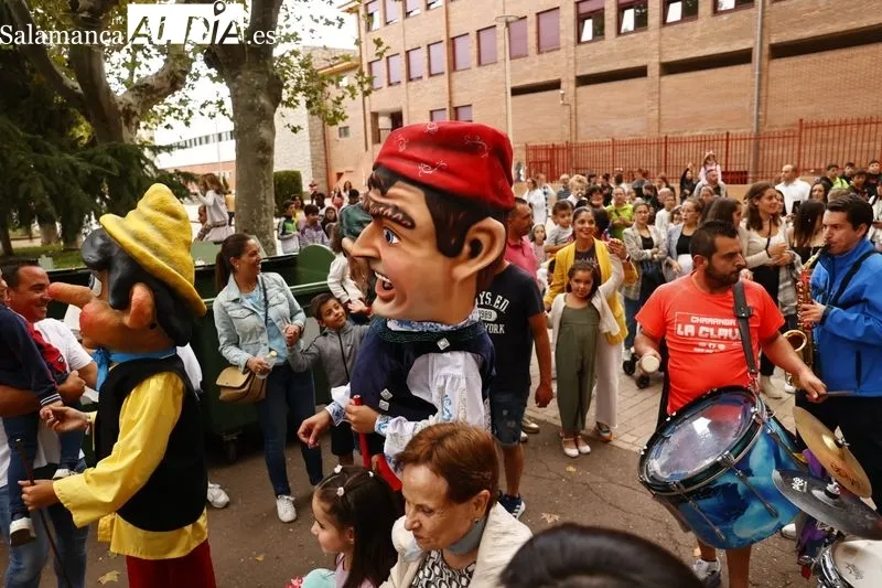 Los cabezudos y las charangas animan las calles salmantinas