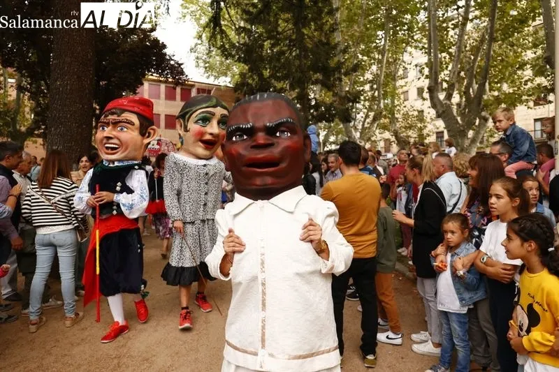 Los cabezudos y las charangas animan las calles salmantinas