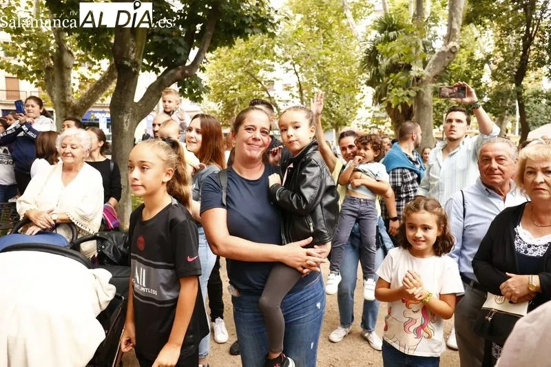 Los cabezudos y las charangas animan las calles salmantinas