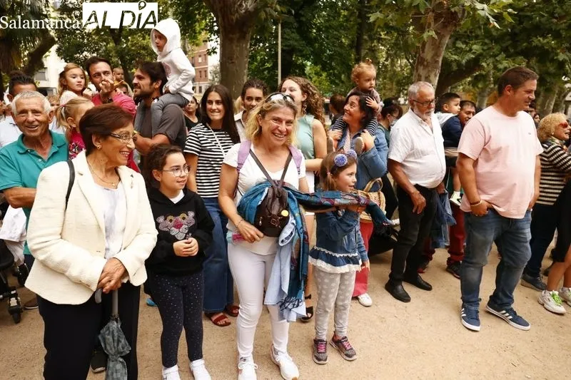 Los cabezudos y las charangas animan las calles salmantinas