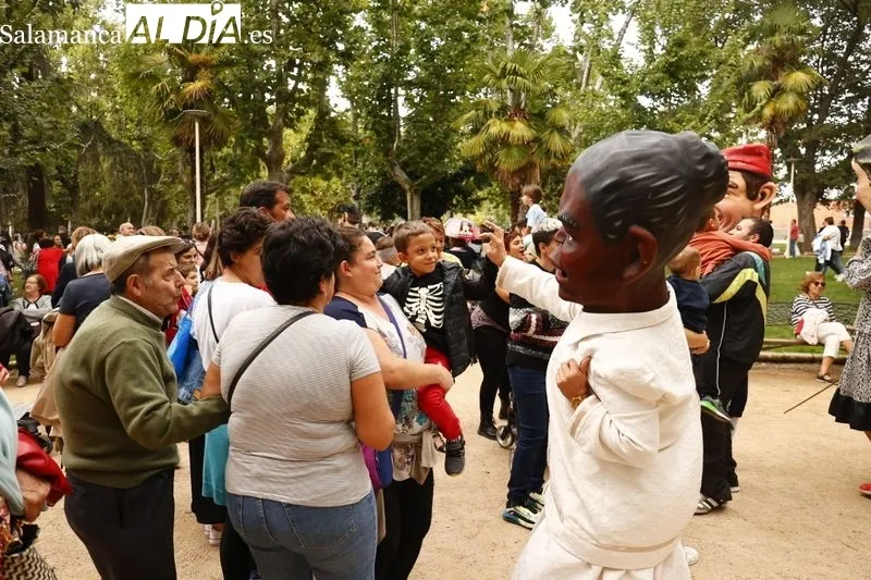 Los cabezudos y las charangas animan las calles salmantinas