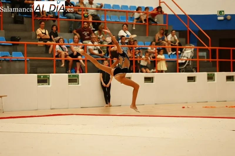 Foto 9 - El CD Salmantino demuestra su talento con una exhibici&oacute;n de gimnasia en medio de las Ferias