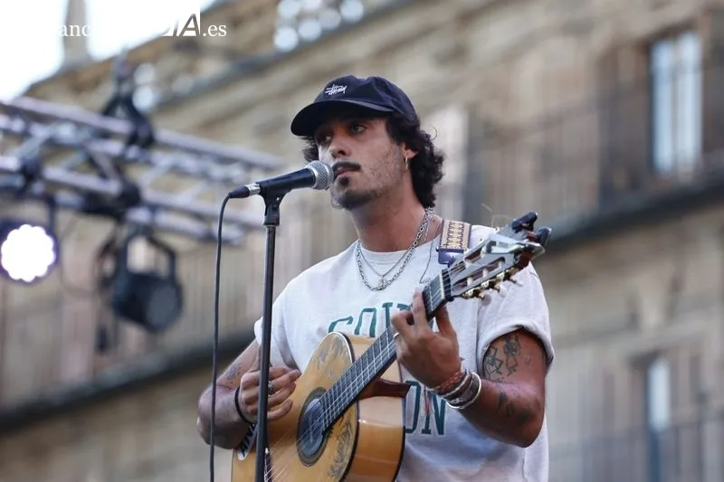 Foto 18 - Paul Alone conquista a la Plaza Mayor con su concierto