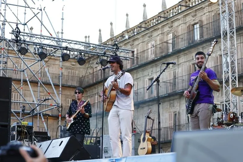 Foto 14 - Paul Alone conquista a la Plaza Mayor con su concierto