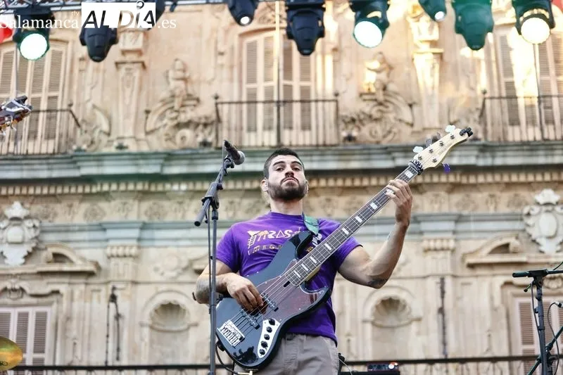 Foto 11 - Paul Alone conquista a la Plaza Mayor con su concierto