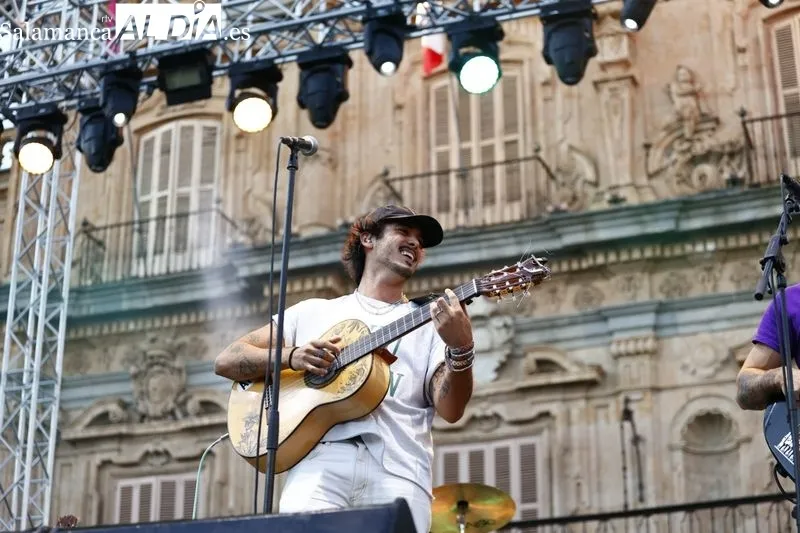 Foto 10 - Paul Alone conquista a la Plaza Mayor con su concierto