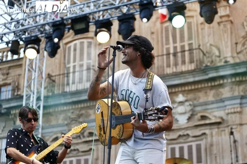 Foto 9 - Paul Alone conquista a la Plaza Mayor con su concierto