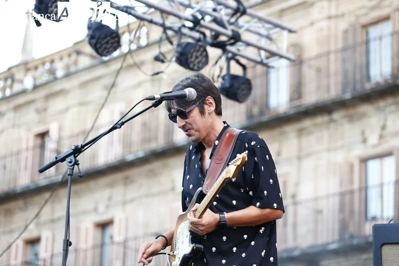 Foto 8 - Paul Alone conquista a la Plaza Mayor con su concierto