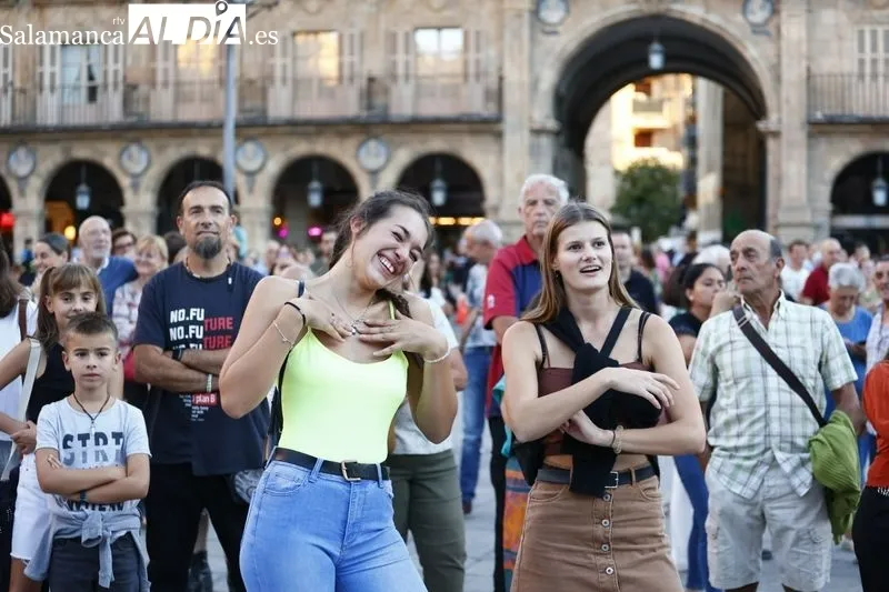 Foto 4 - Paul Alone conquista a la Plaza Mayor con su concierto
