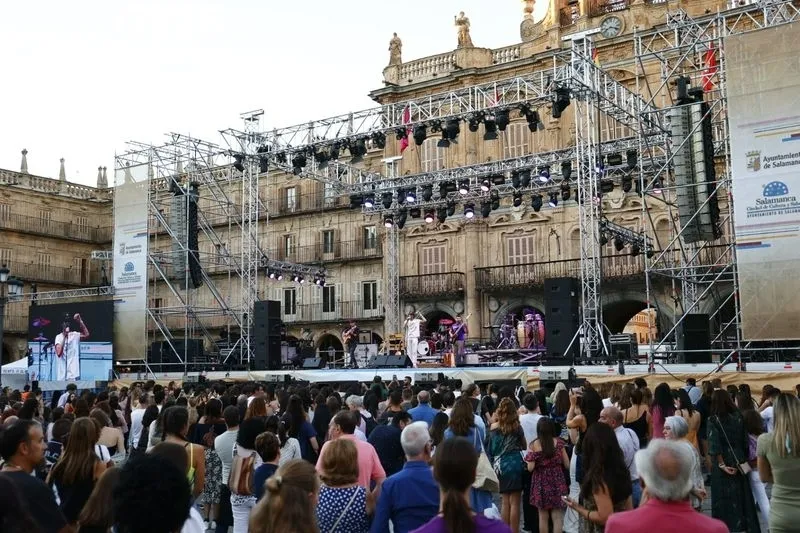 Foto 3 - Paul Alone conquista a la Plaza Mayor con su concierto