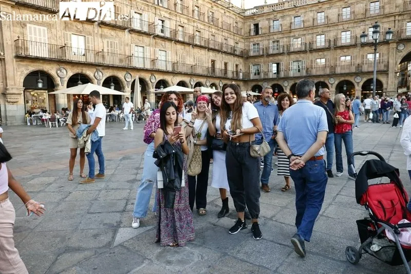 Foto 2 - Paul Alone conquista a la Plaza Mayor con su concierto