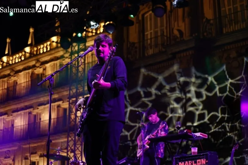 Foto 10 - Marlon pone a bailar a una abarrotada Plaza Mayor