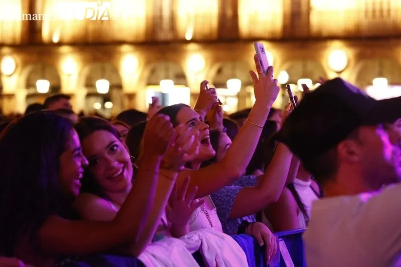 Foto 7 - Marlon pone a bailar a una abarrotada Plaza Mayor