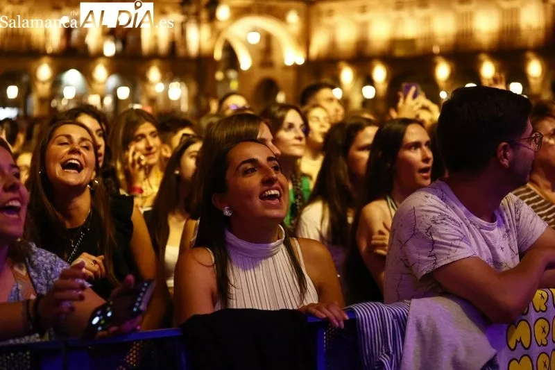 Foto 4 - Marlon pone a bailar a una abarrotada Plaza Mayor