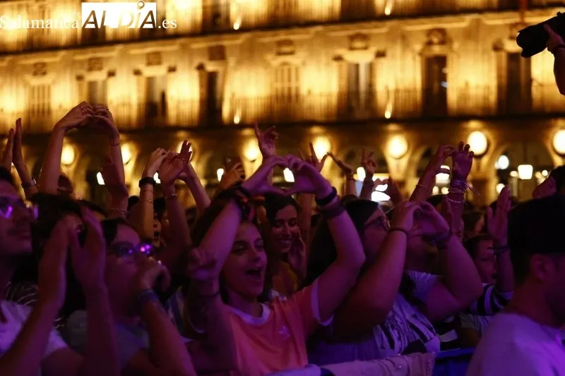 Foto 2 - Marlon pone a bailar a una abarrotada Plaza Mayor