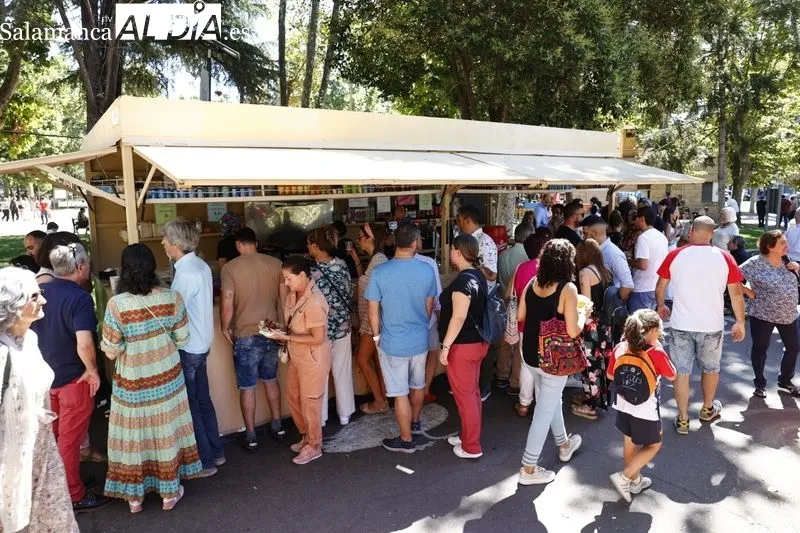 Comensales y camareros en las casetas ubicadas en el parque de La Alamedilla
