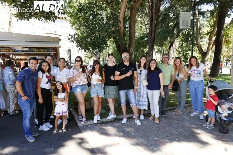 Comensales y camareros en las casetas ubicadas en el parque de La Alamedilla