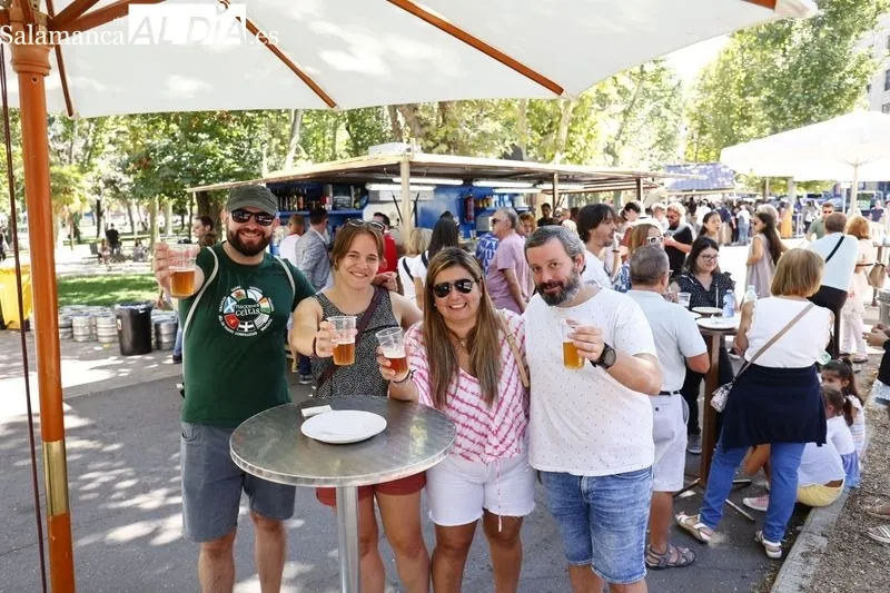 Comensales y camareros en las casetas ubicadas en el parque de La Alamedilla