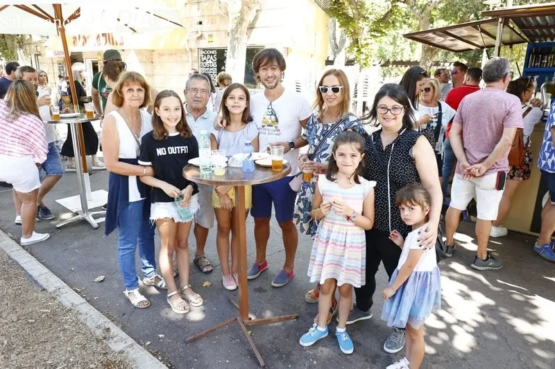 Comensales y camareros en las casetas ubicadas en el parque de La Alamedilla