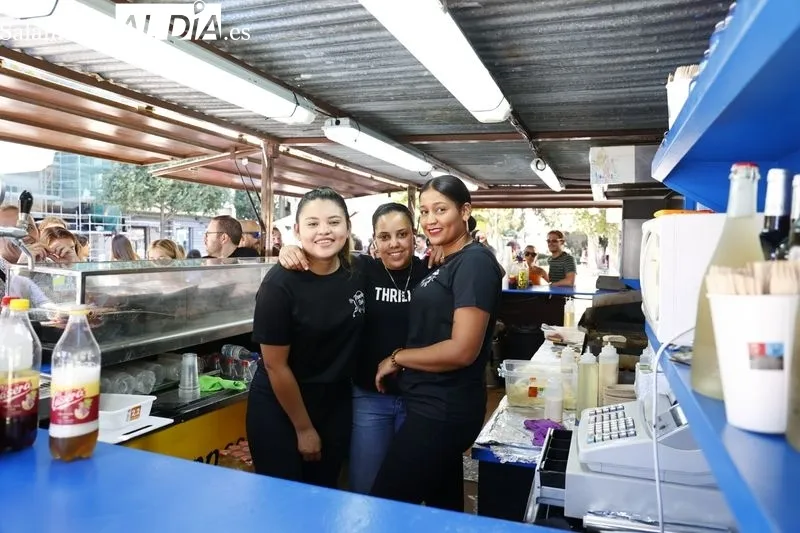 Comensales y camareros en las casetas ubicadas en el parque de La Alamedilla