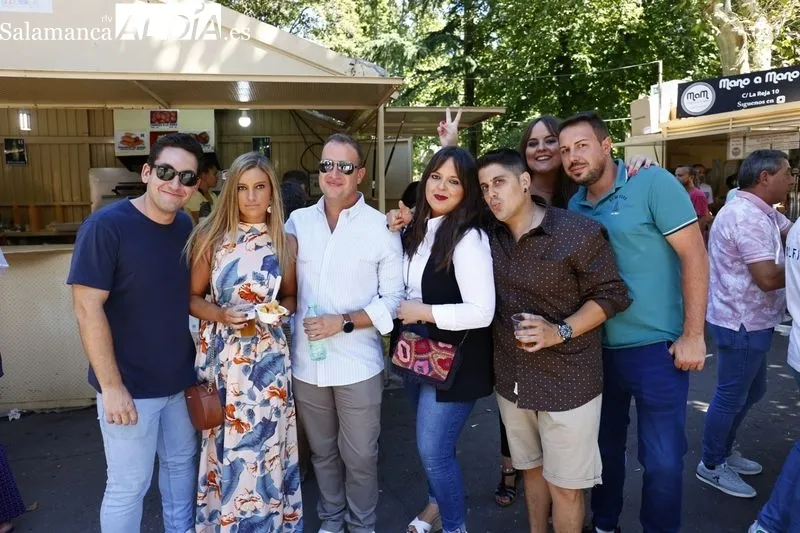 Comensales y camareros en las casetas ubicadas en el parque de La Alamedilla