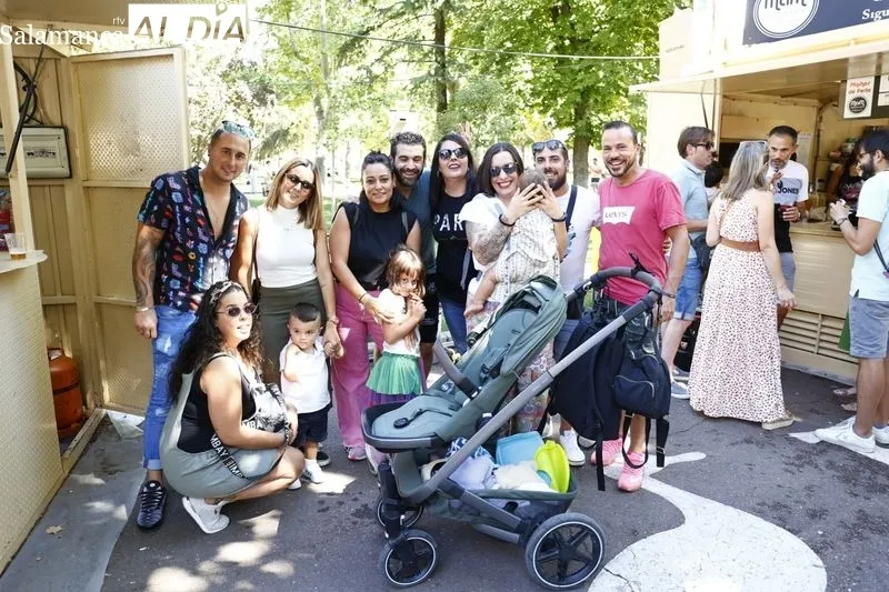 Comensales y camareros en las casetas ubicadas en el parque de La Alamedilla