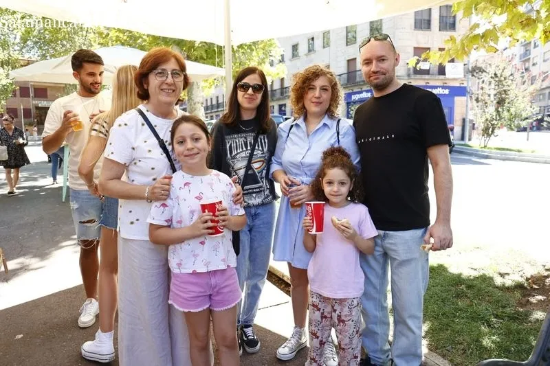 Comensales y camareros en las casetas ubicadas en el parque de La Alamedilla