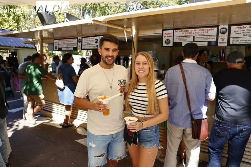 Comensales y camareros en las casetas ubicadas en el parque de La Alamedilla