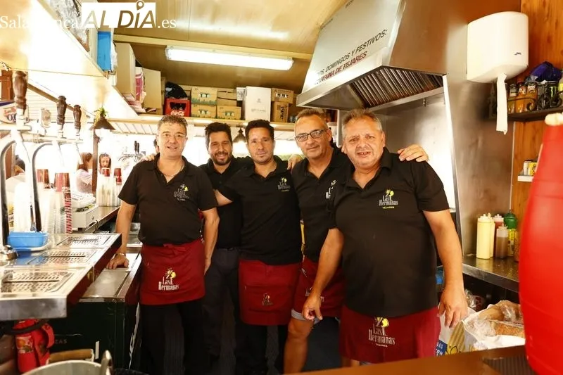 Clientes y camareros en las casetas de la plaza de San Juan de Sahagún. Fotos: David Sañudo