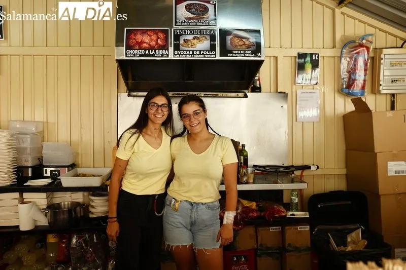 Clientes y camareros en las casetas de la plaza de San Juan de Sahagún. Fotos: David Sañudo
