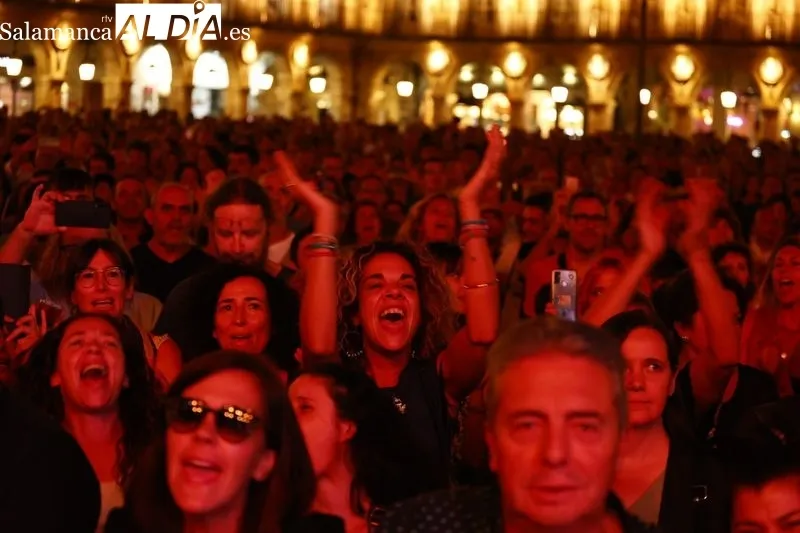Concierto de Ariel Rot y Kiko Veneno este domingo en la Plaza Mayor de Salamanca. Fotos: David Sañudo