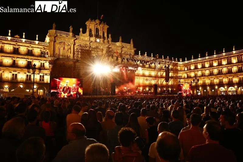 Concierto de Ariel Rot y Kiko Veneno este domingo en la Plaza Mayor de Salamanca. Fotos: David Sañudo