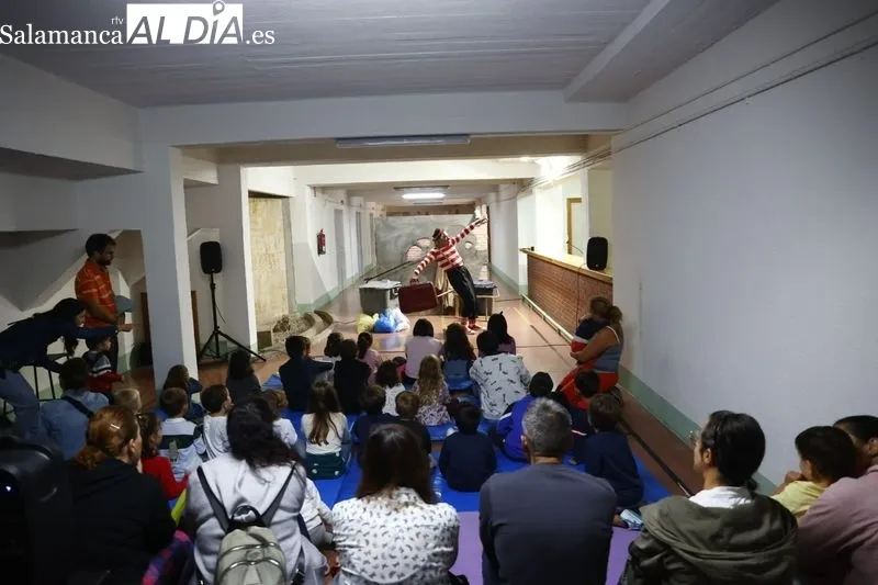 Foto 8 - La actuaci&oacute;n 'Reclownversiones' se traslada al interior de La Alamedilla por el mal tiempo