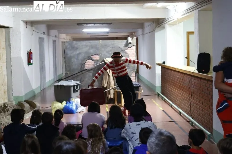 Foto 7 - La actuaci&oacute;n 'Reclownversiones' se traslada al interior de La Alamedilla por el mal tiempo