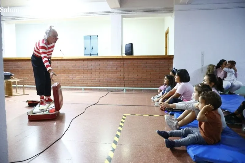 Foto 5 - La actuaci&oacute;n 'Reclownversiones' se traslada al interior de La Alamedilla por el mal tiempo