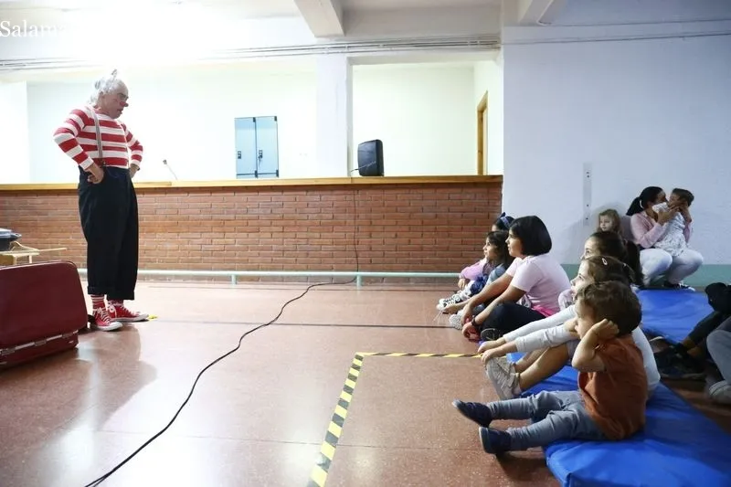 Foto 4 - La actuaci&oacute;n 'Reclownversiones' se traslada al interior de La Alamedilla por el mal tiempo