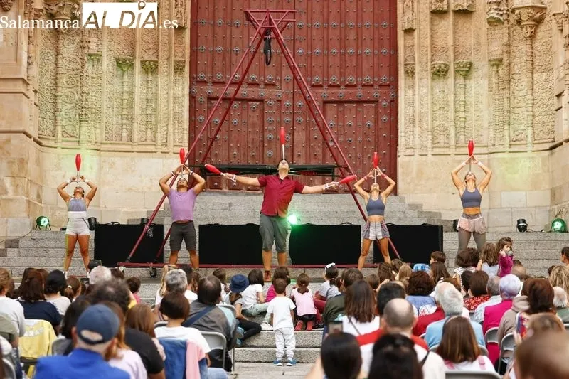 Foto 5 - El &lsquo;Ah&aacute;! Circo' deleita al Patio Chico en medio de las Ferias y Fiestas