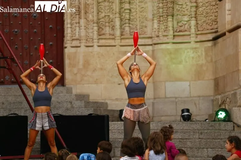 Foto 4 - El &lsquo;Ah&aacute;! Circo' deleita al Patio Chico en medio de las Ferias y Fiestas
