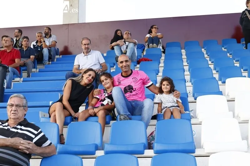 Foto 17 - La afici&oacute;n de Unionistas no se pierde el primer partido de su renovada alfombra