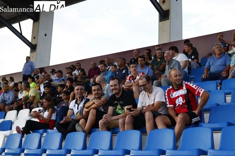 Foto 16 - La afici&oacute;n de Unionistas no se pierde el primer partido de su renovada alfombra