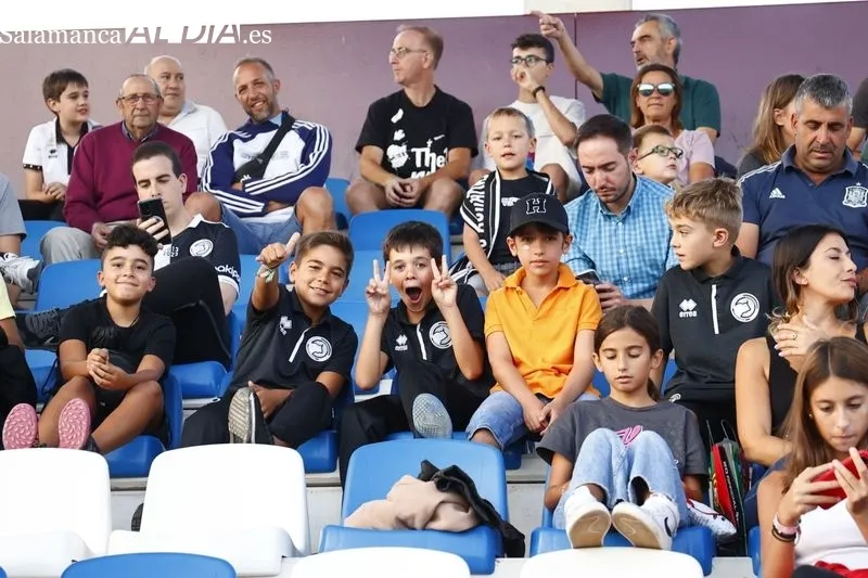 Foto 15 - La afici&oacute;n de Unionistas no se pierde el primer partido de su renovada alfombra