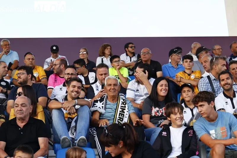 Foto 14 - La afici&oacute;n de Unionistas no se pierde el primer partido de su renovada alfombra