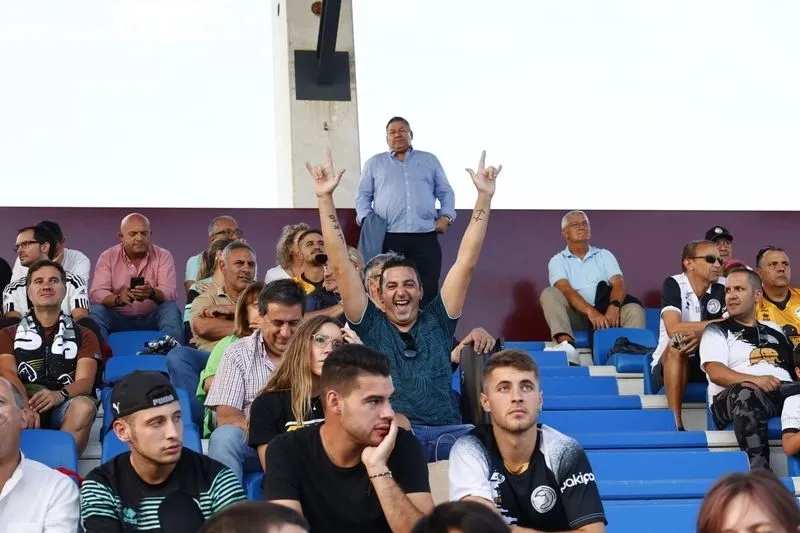 Foto 13 - La afici&oacute;n de Unionistas no se pierde el primer partido de su renovada alfombra