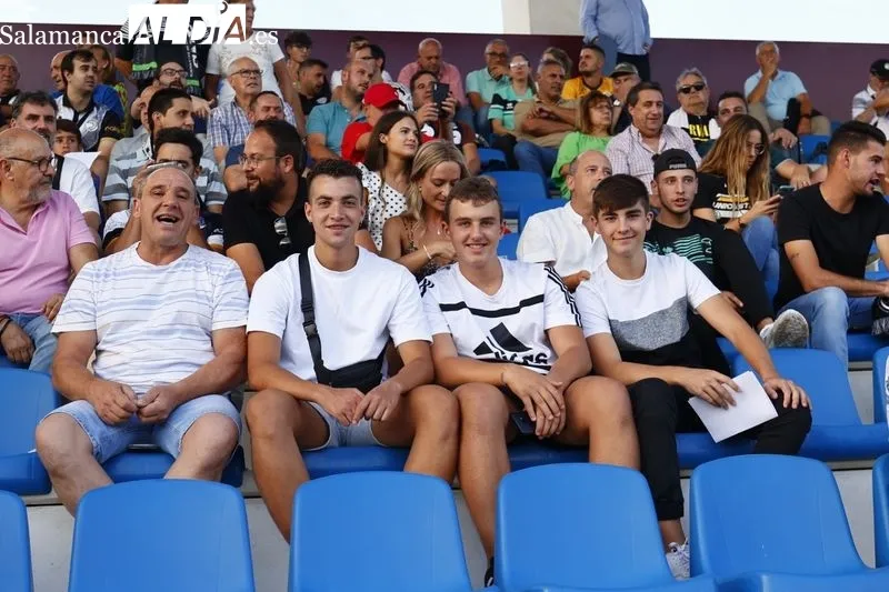 Foto 12 - La afici&oacute;n de Unionistas no se pierde el primer partido de su renovada alfombra