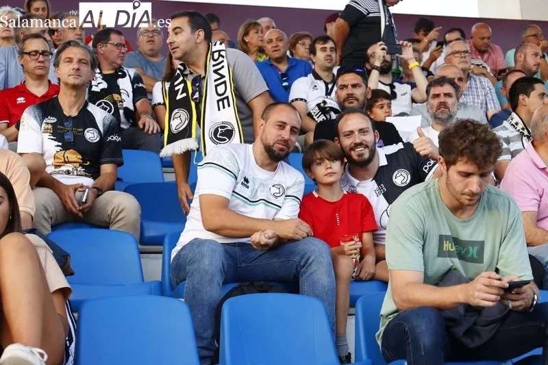 Foto 11 - La afici&oacute;n de Unionistas no se pierde el primer partido de su renovada alfombra